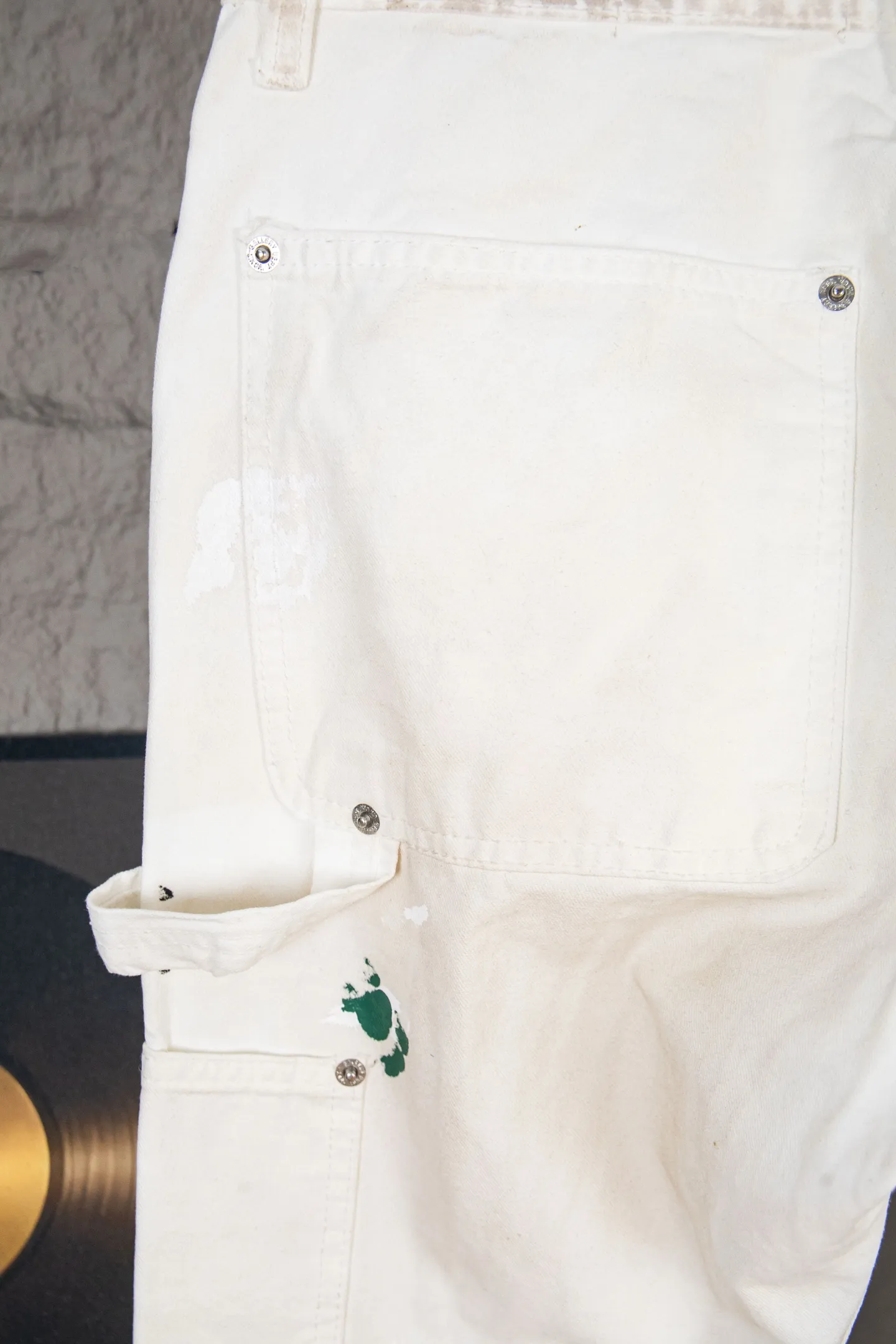 Style number: M394 P280 GALLERY DEPT. Dirty touch, splashed ink, hand-painted graffiti, washed, distressed, damaged, micro-flared casual overalls. Code number: 28 30 32 34 36